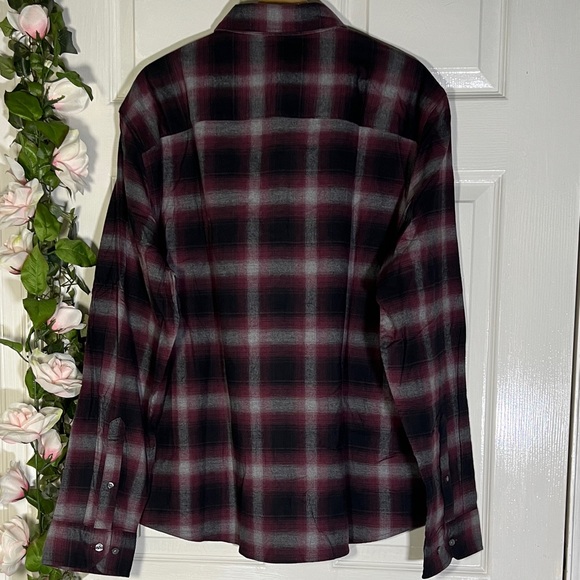 ✨Apt. 9 Men's Dark Plaid Button Down Shirt - Picture 3 of 8